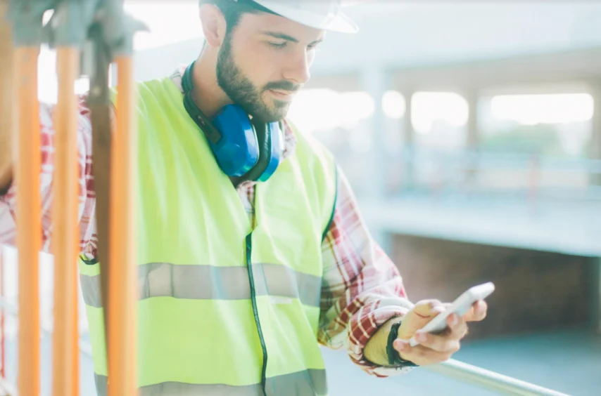 staysafe-lone-worker-on-phone-6